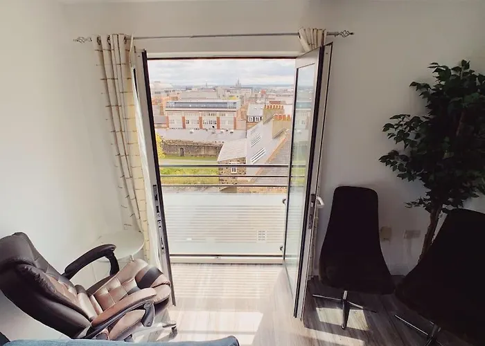 City Centre Apartment - Sleeps 6 - Open Plan