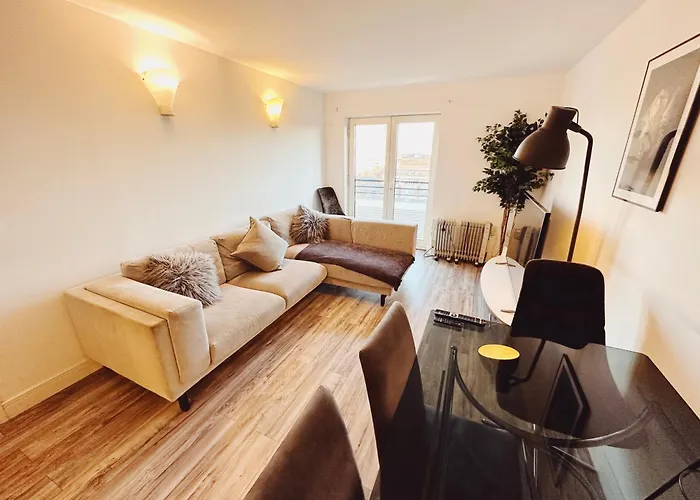 City Centre Apartment - Sleeps 6 - Open Plan