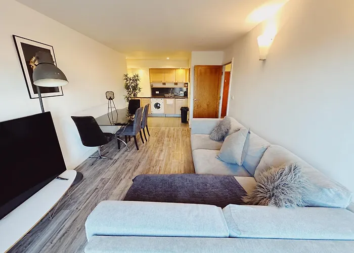 City Centre Apartment - Sleeps 6 - Open Plan