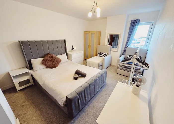 City Centre Apartment - Sleeps 6 - Open Plan