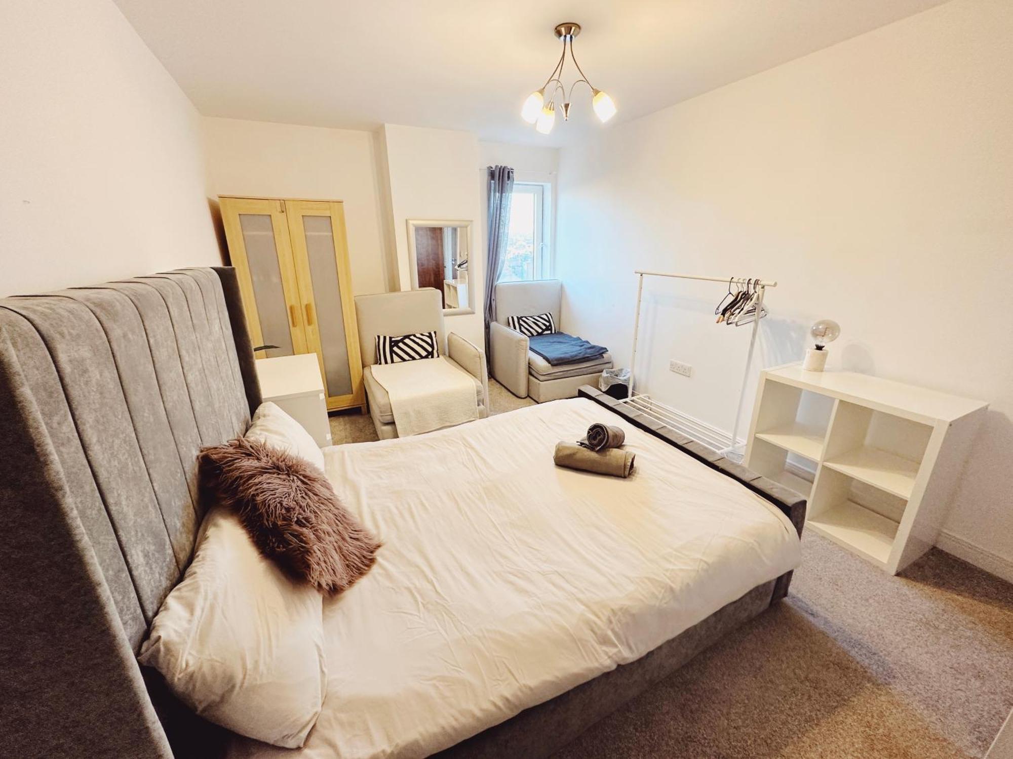 Centre - Sleeps 6 - Open Plan Apartment *