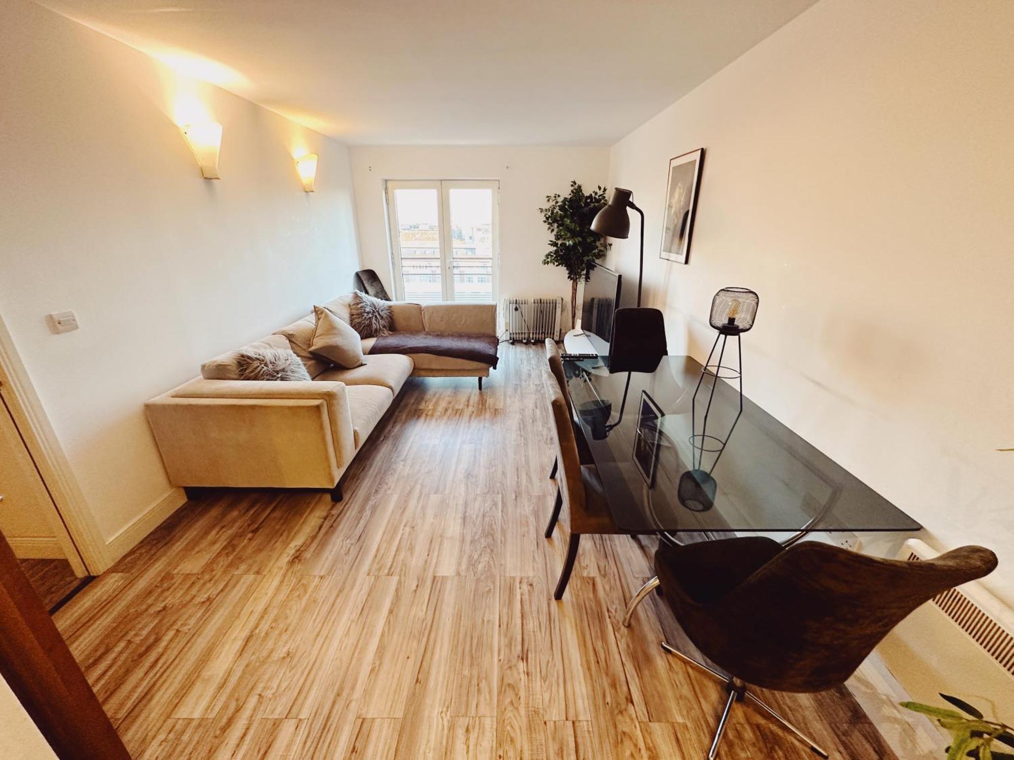 Apartment Centre - Sleeps 6 - Open Plan *