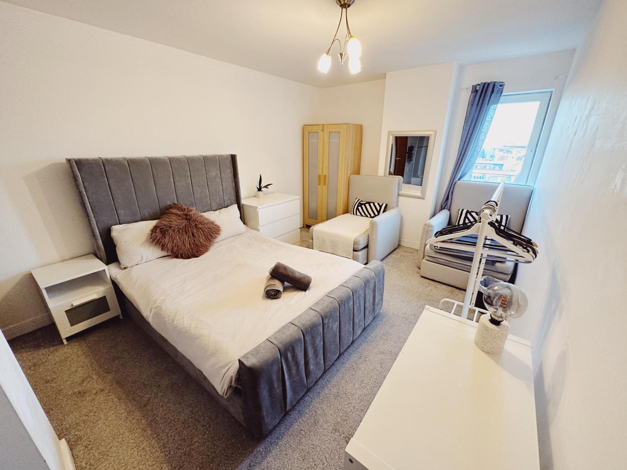 Centre - Sleeps 6 - Open Plan Apartment *